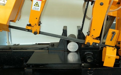 普安数控带锯床自动送料精度会出现偏差吗？