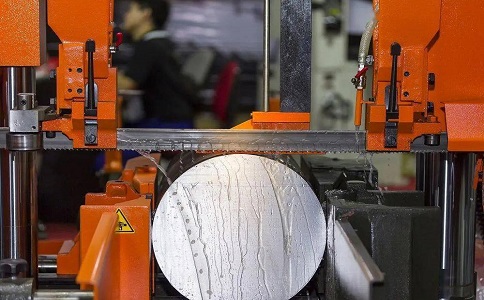 普安立式金属带锯床切削出现跑带故障解决方法！